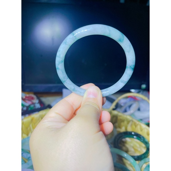 Vòng tay bản liền jadeite bản tròn đẹp
