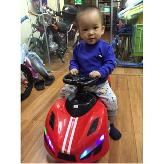 Xe đẩy chòi chân ô tô 2 đèn nhạc cho bé