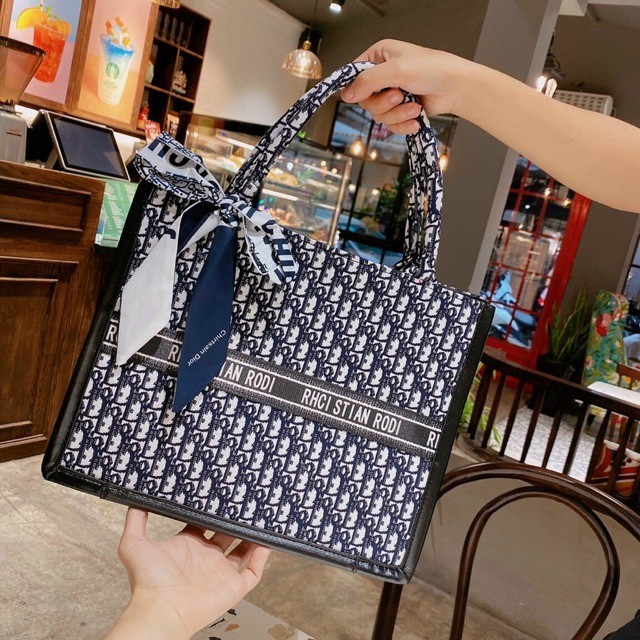 Túi hoạ tiết dior size 40 chất đẹp đựng cả thế giới (tặng kèm khăn lụa) - Túi xách nữ Di o hot 2021