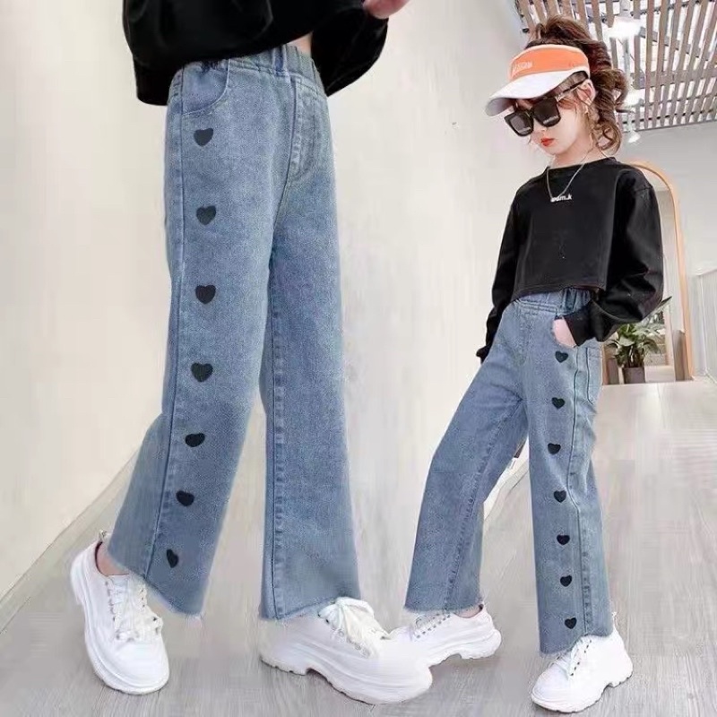 Quần bò trẻ em , Quần jean bé gái in hình trái tim dọc ống loe (Size đại)