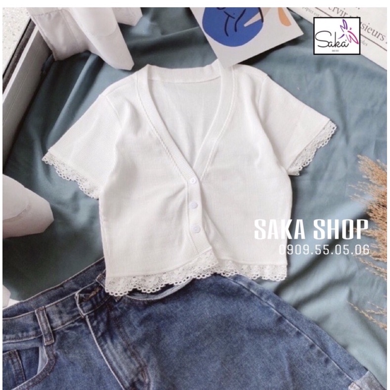 Áo croptop trắng đen tay ngắn phối ren nút giữa
