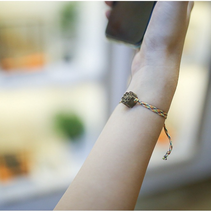 Vòng tay chỉ ngũ sắc Tây Tạng, mang lại may mắn  cho người đeo.