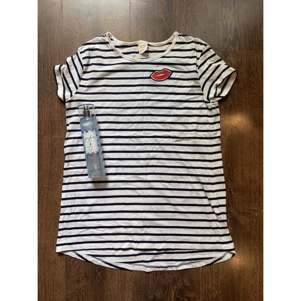 (used) áo thun có tay zara girl sọc ngang hoạ tiết môi đỏ