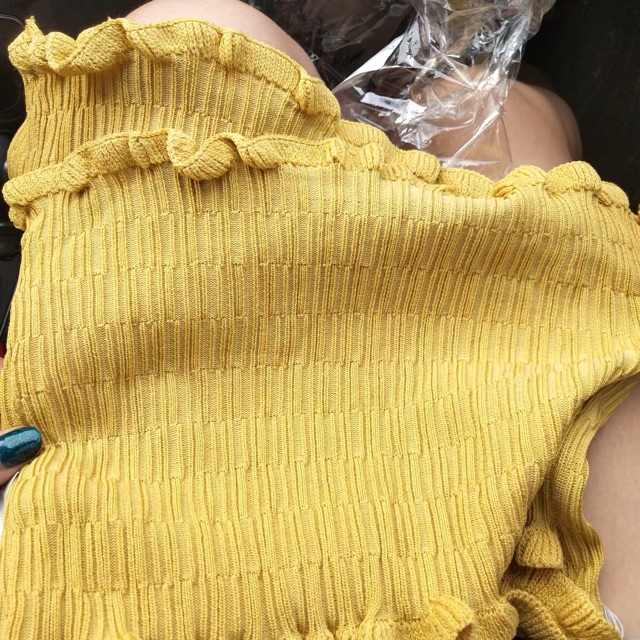 Croptop bẹt vai giống chị Nhã