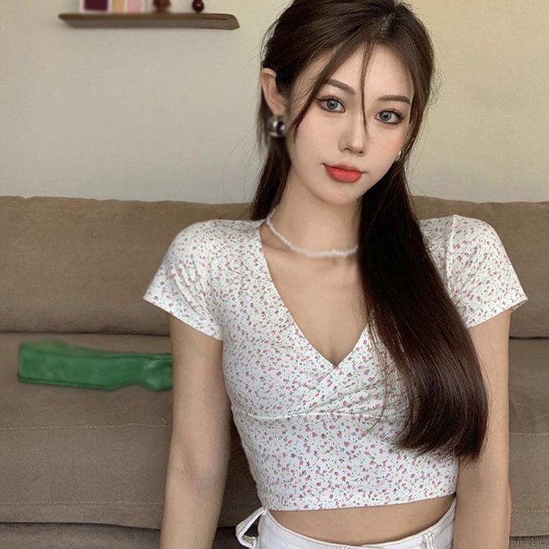Áo Croptop Tay Ngắn Cổ Chữ V Hoạ Tiết Hoa Thiết Kế Quyến Rũ | BigBuy360 - bigbuy360.vn
