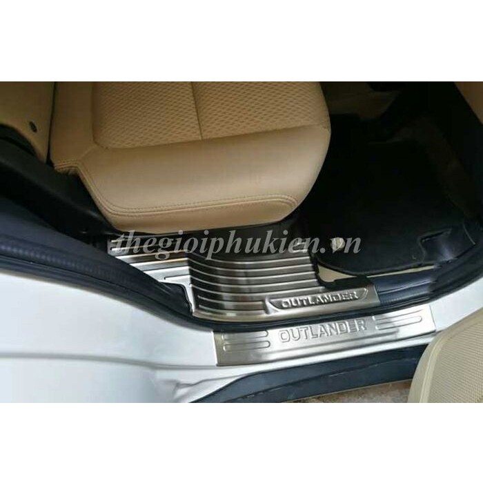 Bộ Ốp bậc, Nẹp bước chân Mitsubishi Outlander –  INOX(hàng cao cấp)
