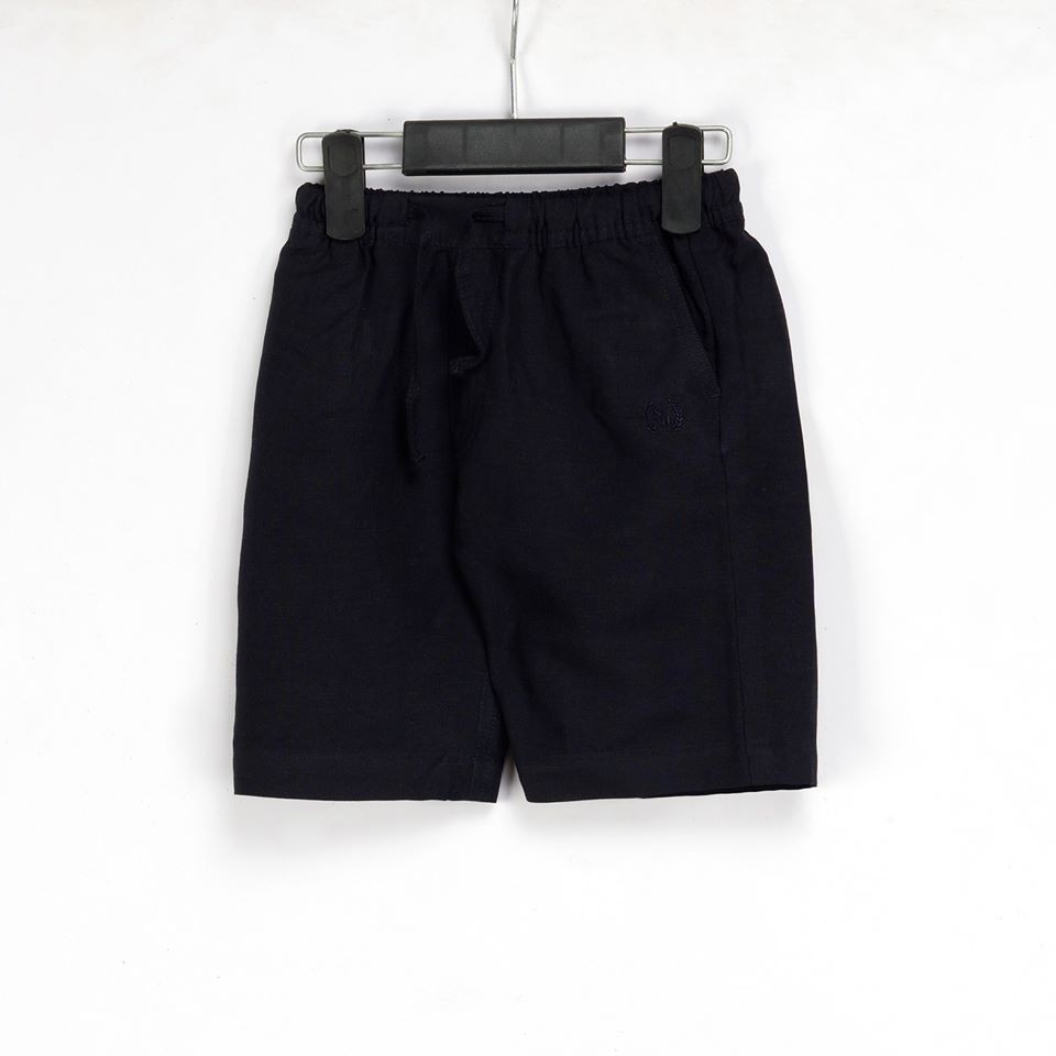 QUẦN SHORT BÉ TRAI THÊU LOGO VẢI LINEN