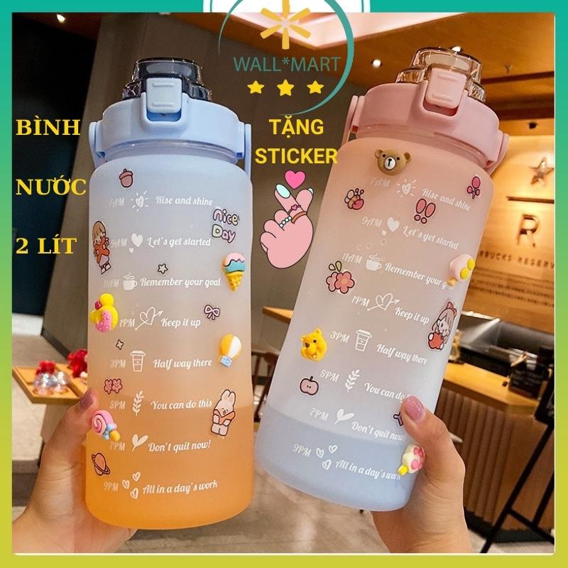 BÌNH ĐỰNG NƯỚC 2 LÍT TẶNG KÈM STICKER GIỮ NHIỆT NHỰA NHẮC UỐNG NƯỚC CÓ ỐNG HÚT CHIA VẠCH BÁO GIỜ CUTE WALLMART WM132