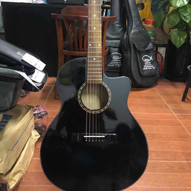Đàn Guitar giá rẻ nhất ĐẠT CHUẨN. Acoustic chuẩn đệm hát. Có ty chỉnh cần đàn. Nước Sơn kĩ, soi gương luôn