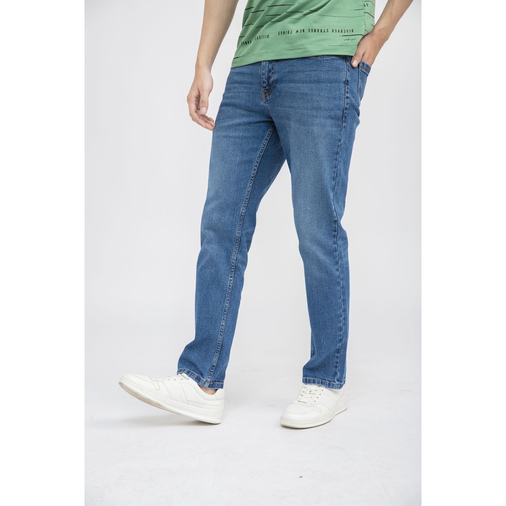 Quần jeans nam ARISTINO dáng regular, ống rộng, nếp ly vĩnh viễn kết hợp túi xẻ 2 bên tiện lợi - AJN00501