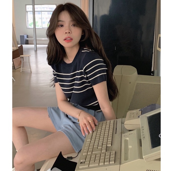 【Hana and Alice】Áo Thun Dệt Kim Ngắn Tay Cổ Tròn Họa Tiết Kẻ Sọc Màu Sắc Tương Phản