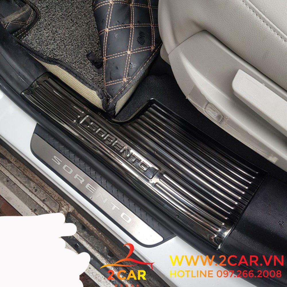 Ốp bậc chân trong xe KIA SORENTO 2021 chất liệu Titan cao cấp