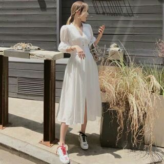 Váy trắng cổ v