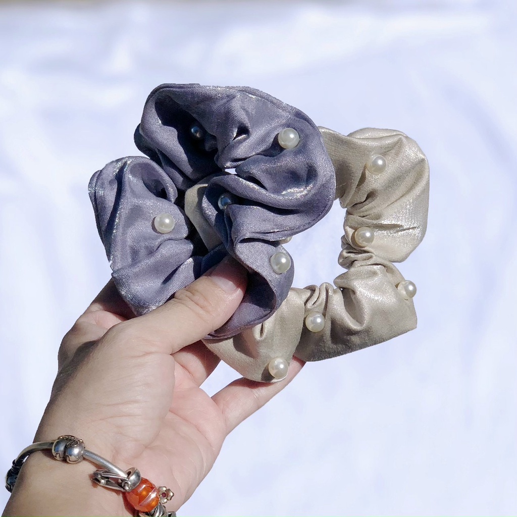 Cột tóc scrunchies đính ngọc vải ánh nhủ đẹp lạ