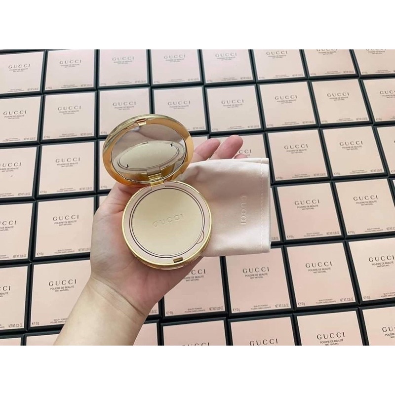 Phấn phủ Gucci Poudre De Beauté sang chảnh kèm túi lụa