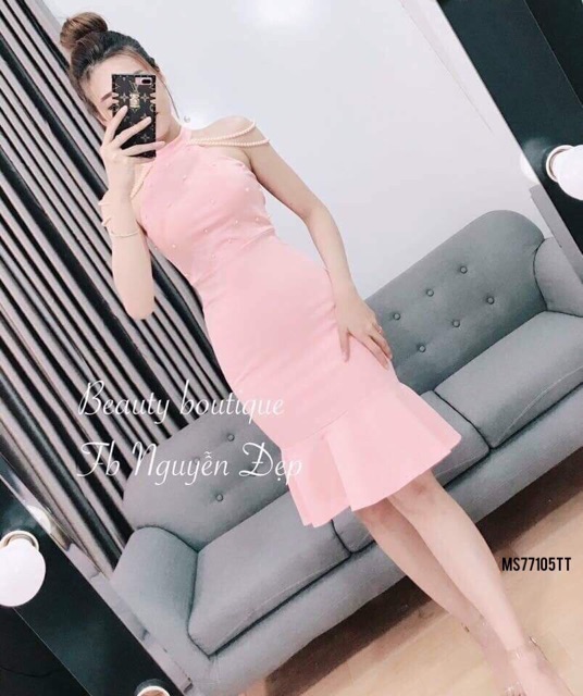 Đầm body cổ yếm kết chuỗi đuôi cá siêu xinh | BigBuy360 - bigbuy360.vn