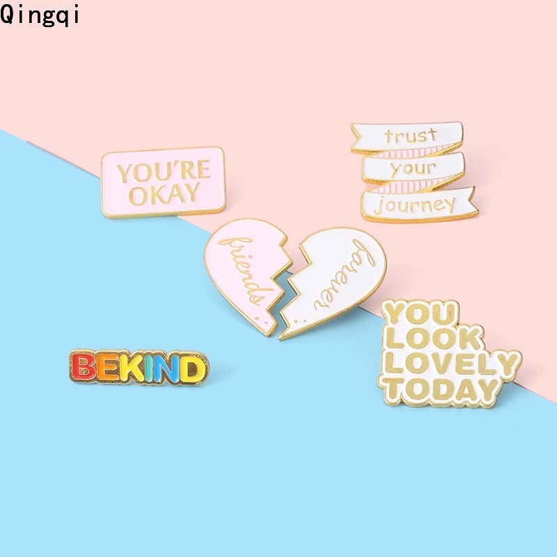 Ghim cài áo Miss Zoe tráng men khắc chữ tiếng anh ý nghĩa tùy chọn