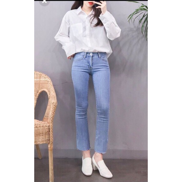 Quần jeans ống loe màu xanh sáng dáng lửng