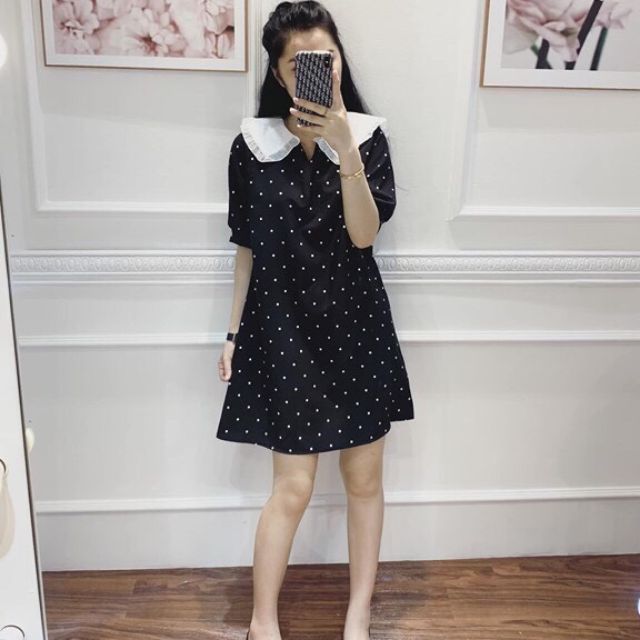 Váy chấm bi cổ bèo