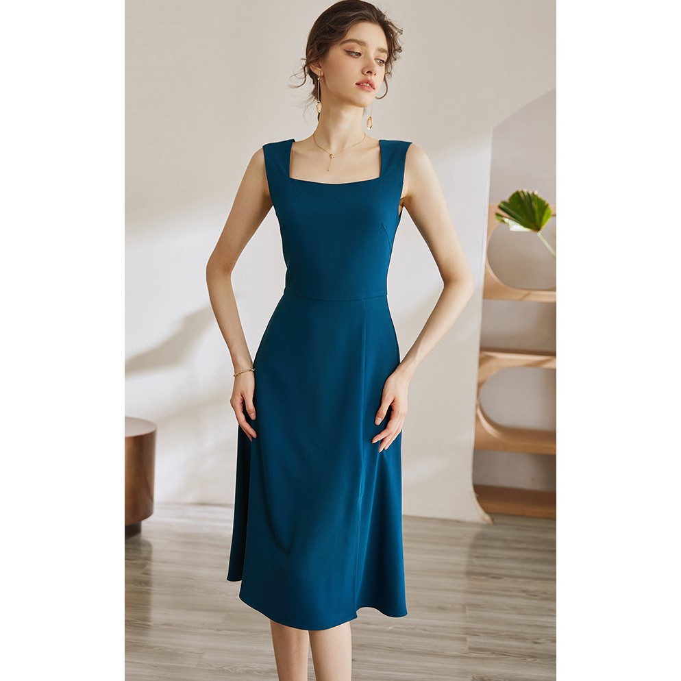 Đầm hai dây bảng  to màu xanh xẻ trước cổ vuông