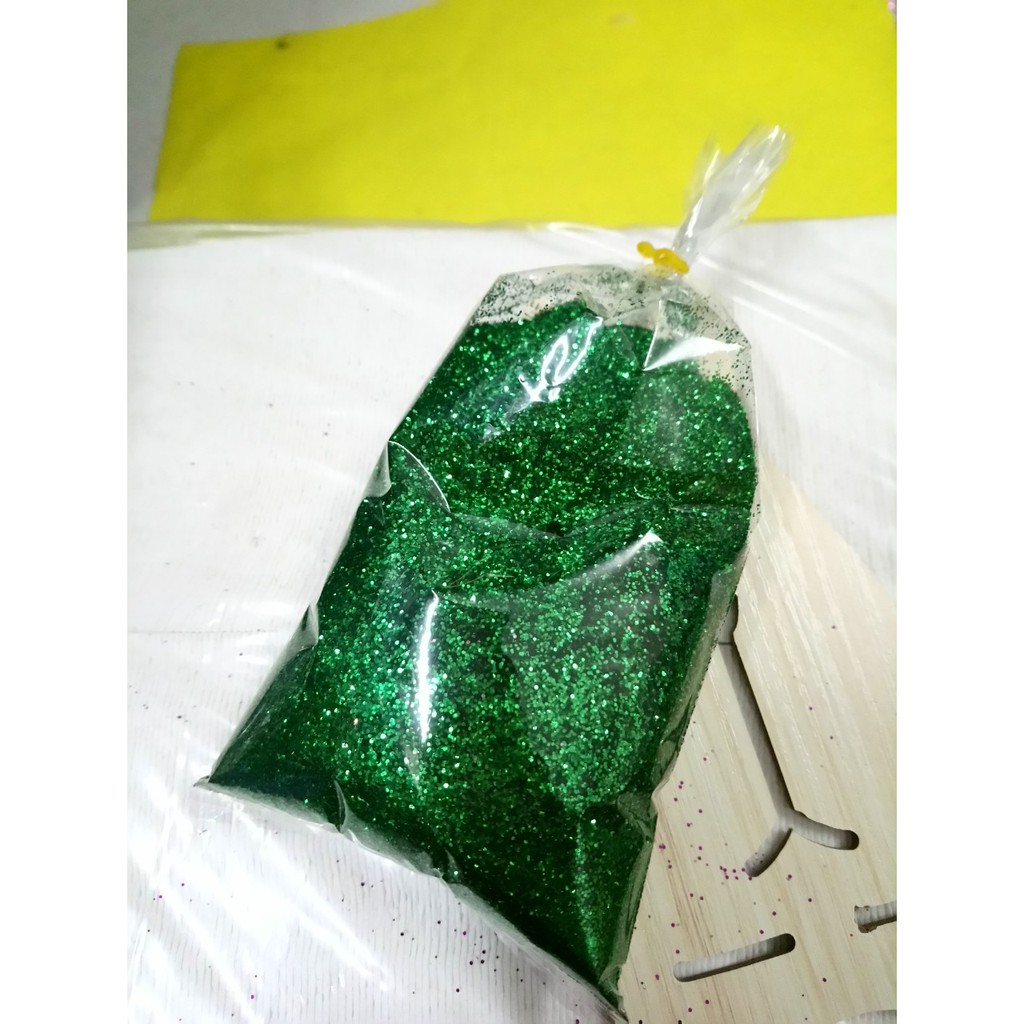 kim tuyến màu xanh lá. gói 100gram. hàng đẹp, rất lấp lánh. đẹp hơn hình luôn nha các bạn. ở ngoài rất lấp lánh lun.