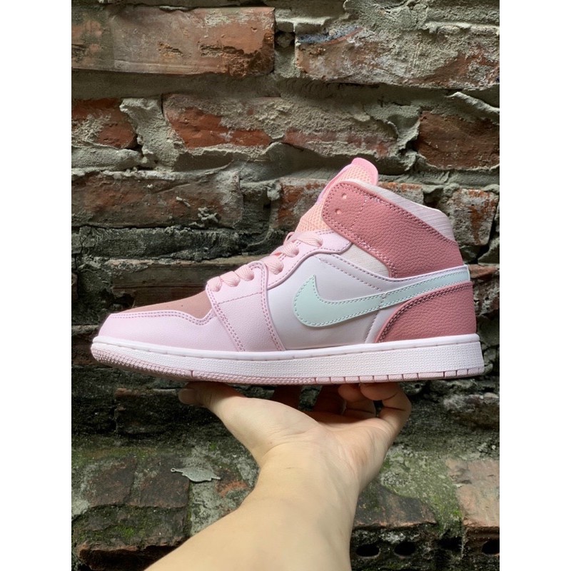 Giày sneaker Jordan hồng cao cổ