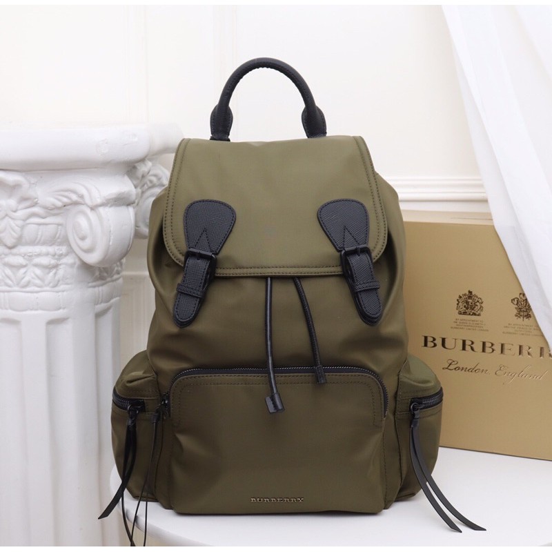 ba lô kiểu dáng nhẹ nhàng, đi mưa. Dây đeo vai sử dụng thiết kế đệm thoải mái và tinh tế burberry bbr