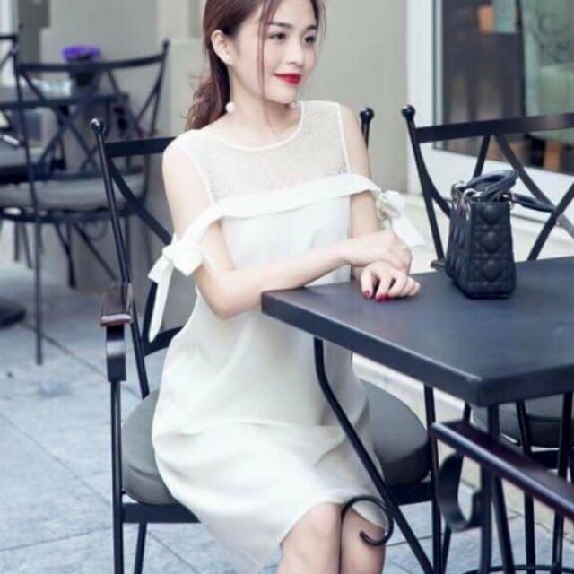 Áo đầm suông rớt vai, phối lưới. 179k