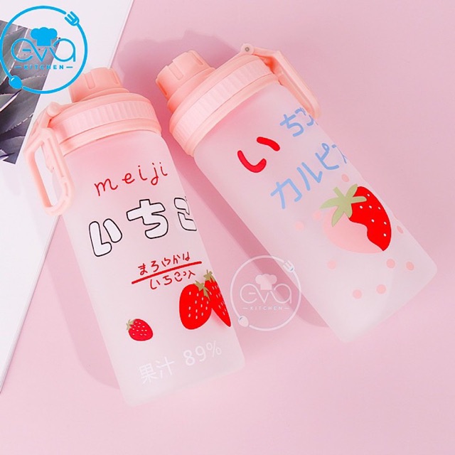 Bình Đựng Nước Thuỷ Tinh Mờ Nắp Bật Có Quai Cầm Dâu Tây Strawberry 500 Ml Tặng Kèm Ống Hút Tiện Lợi