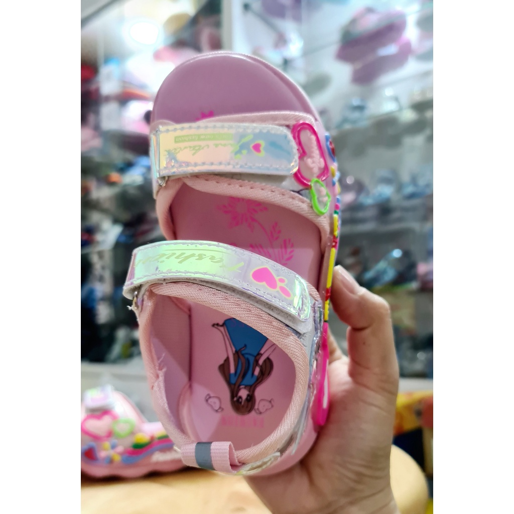 Giày sandal bé gái dép quai hậu có đèn kiểu dán màu hồng họa tiết cô bé dễ thương phù hợp cho trẻ em 2 -12 tuổi đi học