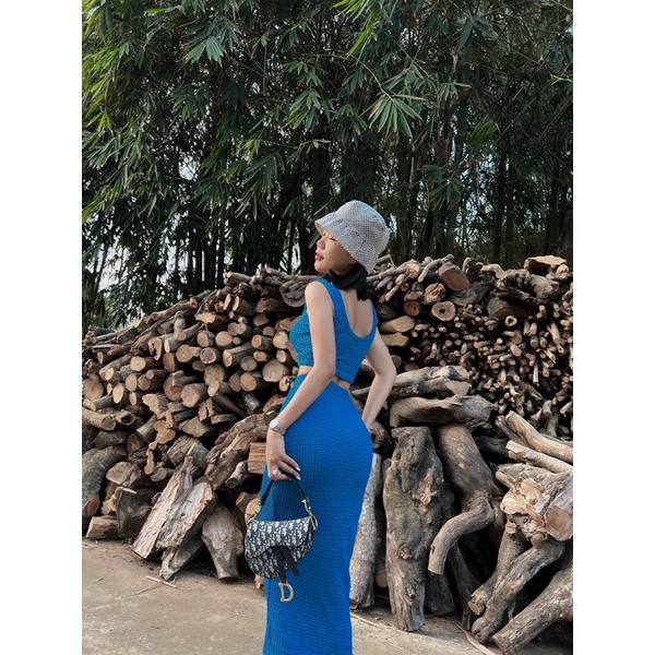 Áo croptop sát nách + Chân váy body