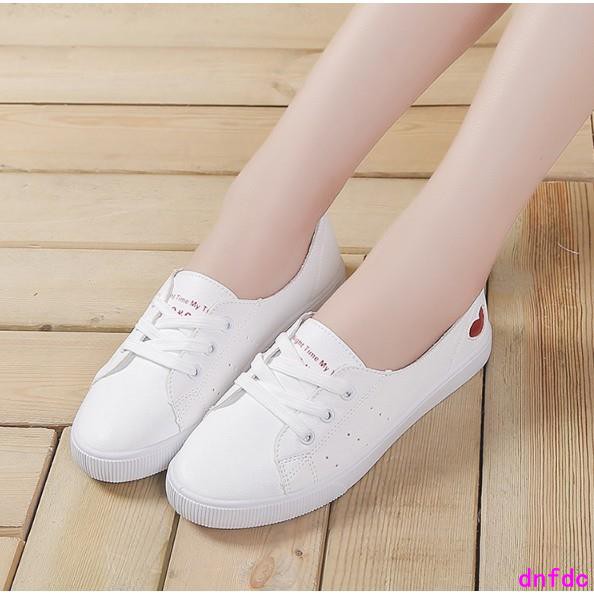 Giày bata da mềm cột dây thoáng khí tông trắng phối hình trái tim nhỏ xinh xắn | BigBuy360 - bigbuy360.vn