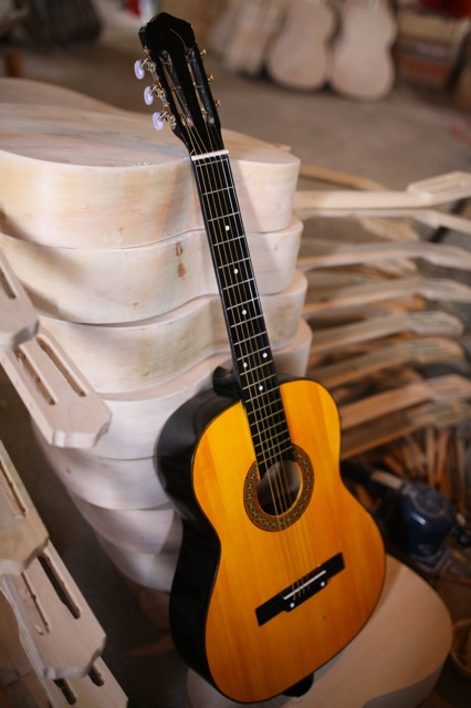 Guitar classic C48 mặt gỗ thông già. Tại xưởng hà nội