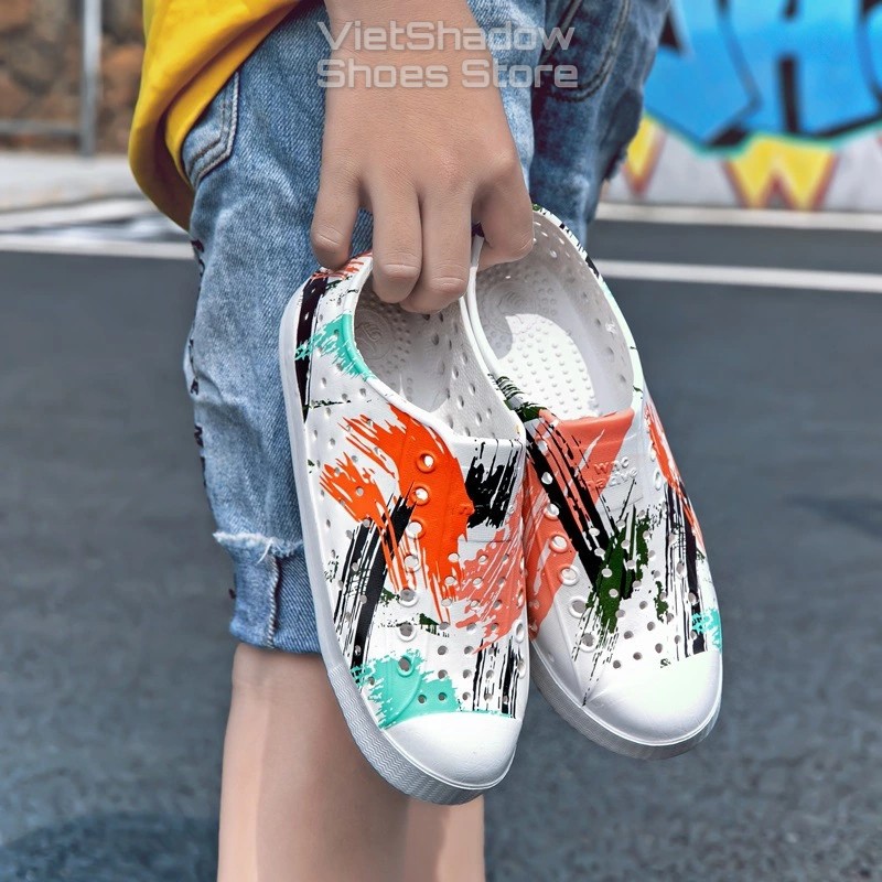 Giày nhựa trẻ em in họa tiết NATlVE - Chất liệu nhựa EVA mềm, siêu nhẹ, không thấm nước, họa tiết ngộ nghĩnh đáng yêu