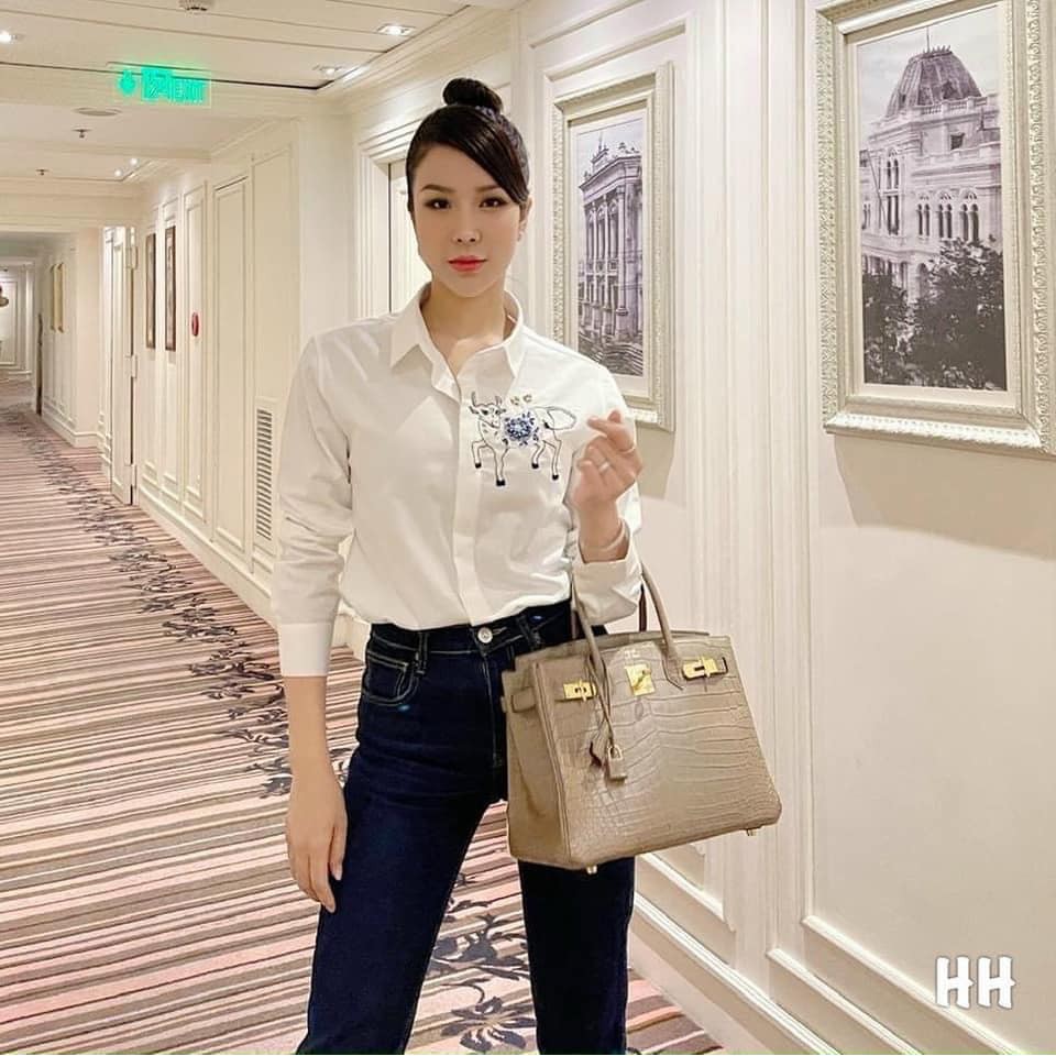 Áo Sơ mi hình chú trâu thêu nổi. Chất sơmi thô lụa mềm đẹp.