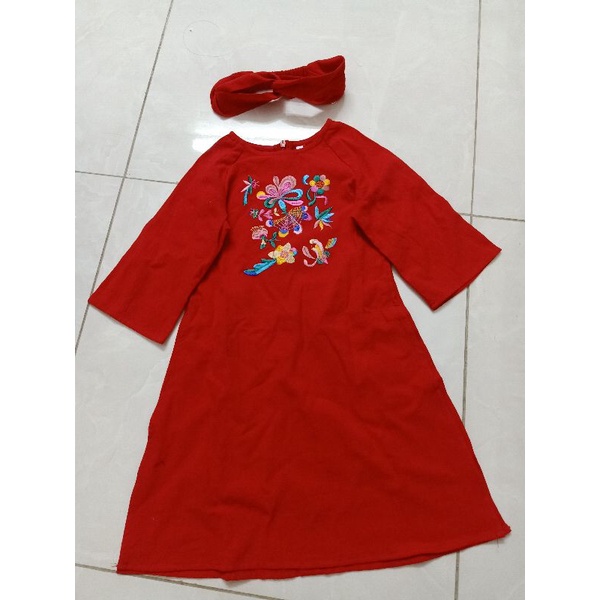Pass áo dài đỏ thêu bé gái kèm turban