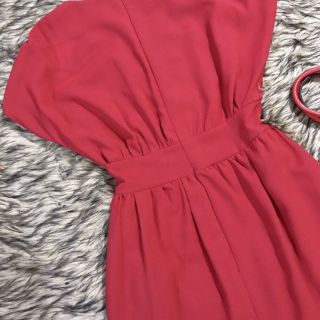 Váy đỏ cúc bọc