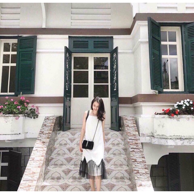 Váy trắng chân pha ren đen