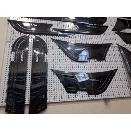 Toyota Innova, bộ 4 ốp tapli cửa mẫu titan dành cho xe Innova 2018 2019 2020 tặng kèm băng dính 3M