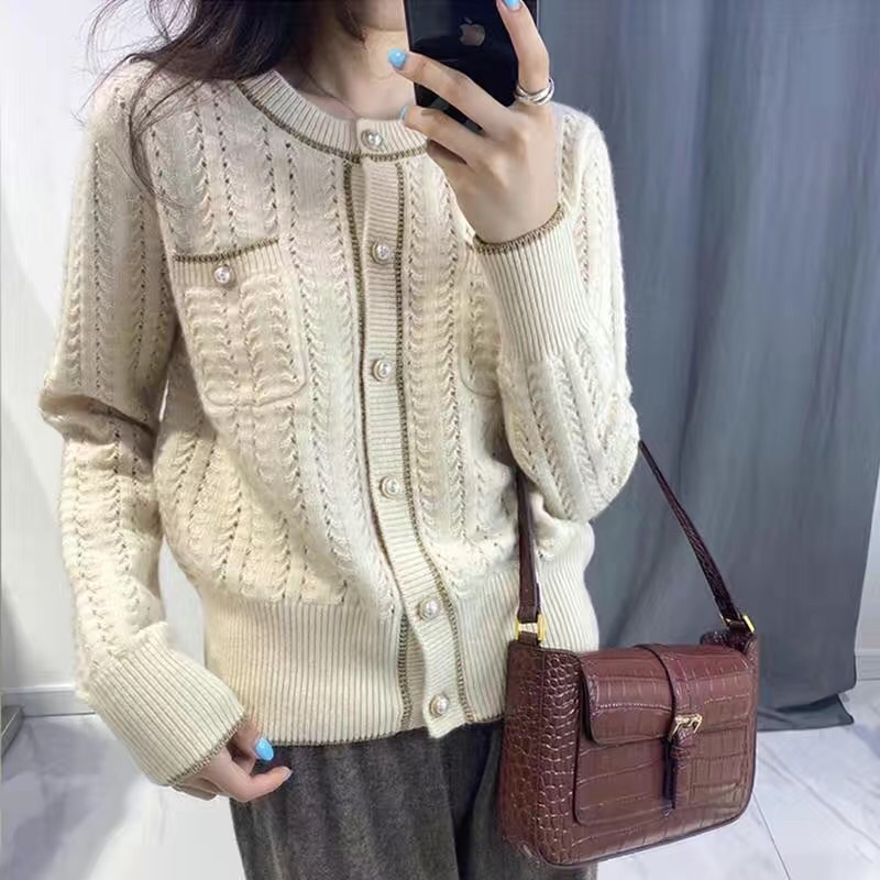 Áo len  nhấn viền vàng