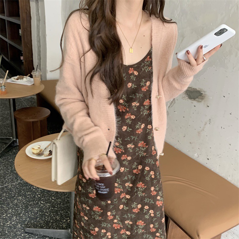 Set váy hai dây hoa nhí nhiều màu điệu đà vintage mùa thu+ Áo khoác cardigan len