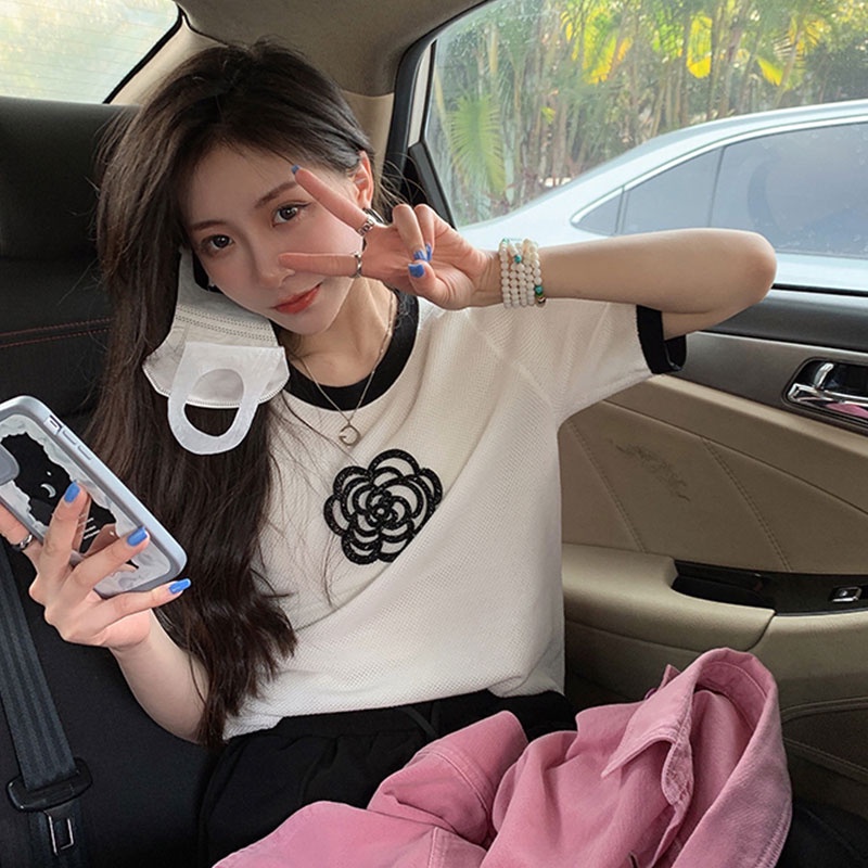 Áo sweater Dệt Kim Tay Ngắn Cổ Tròn Thêu Hình Hoa Trà Viền Màu Sắc Tương Phản Thời Trang Cho Nữ