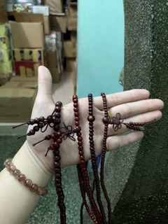 Chuỗi gỗ cổ màu đỏ nâu 108 hạt