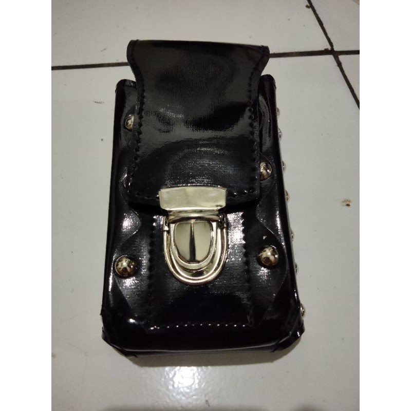 Bao Da Điện Thoại Màu Đen Bóng Sang Trọng