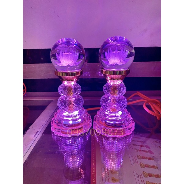 Một đôi đèn thờ pha lê châu tròn khắc hoa sen