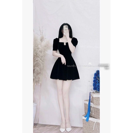Đầm đen xòe cổ phối dây xích chéo