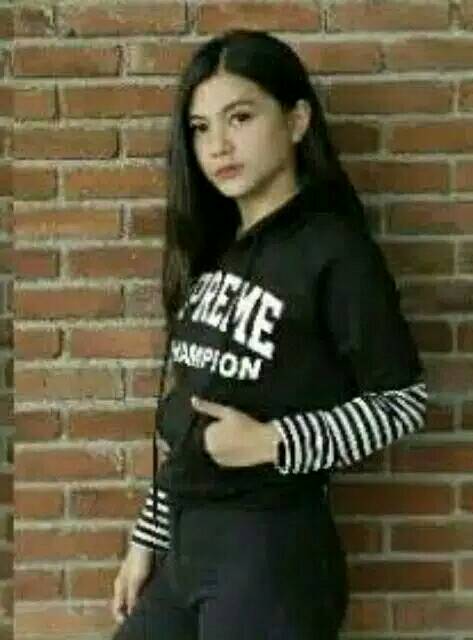 Áo Sweater In Chữ Supreme Champion Thời Trang Năng Động