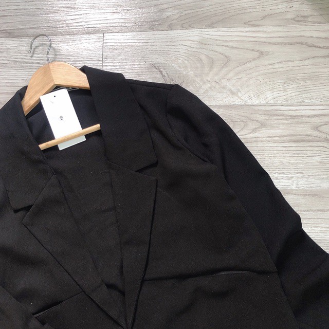 Áo vest đen 1 lớp dáng ngắn, chất cát trượt không dãn.