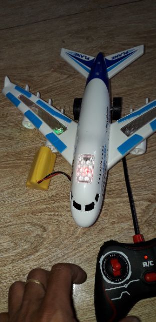 Máy bay mô hình chạy 4 hướng có nhạc và đèn Led rất đẹp (kèm PIN sạc và PIN tiểu AA)