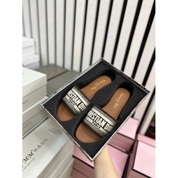 Dép dior hoạ tiết